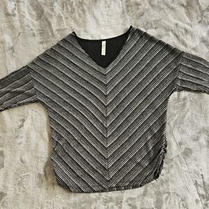 Perseption Black Textured Fabric V-Neck 3/4 Dolman Sleeve Top Pl